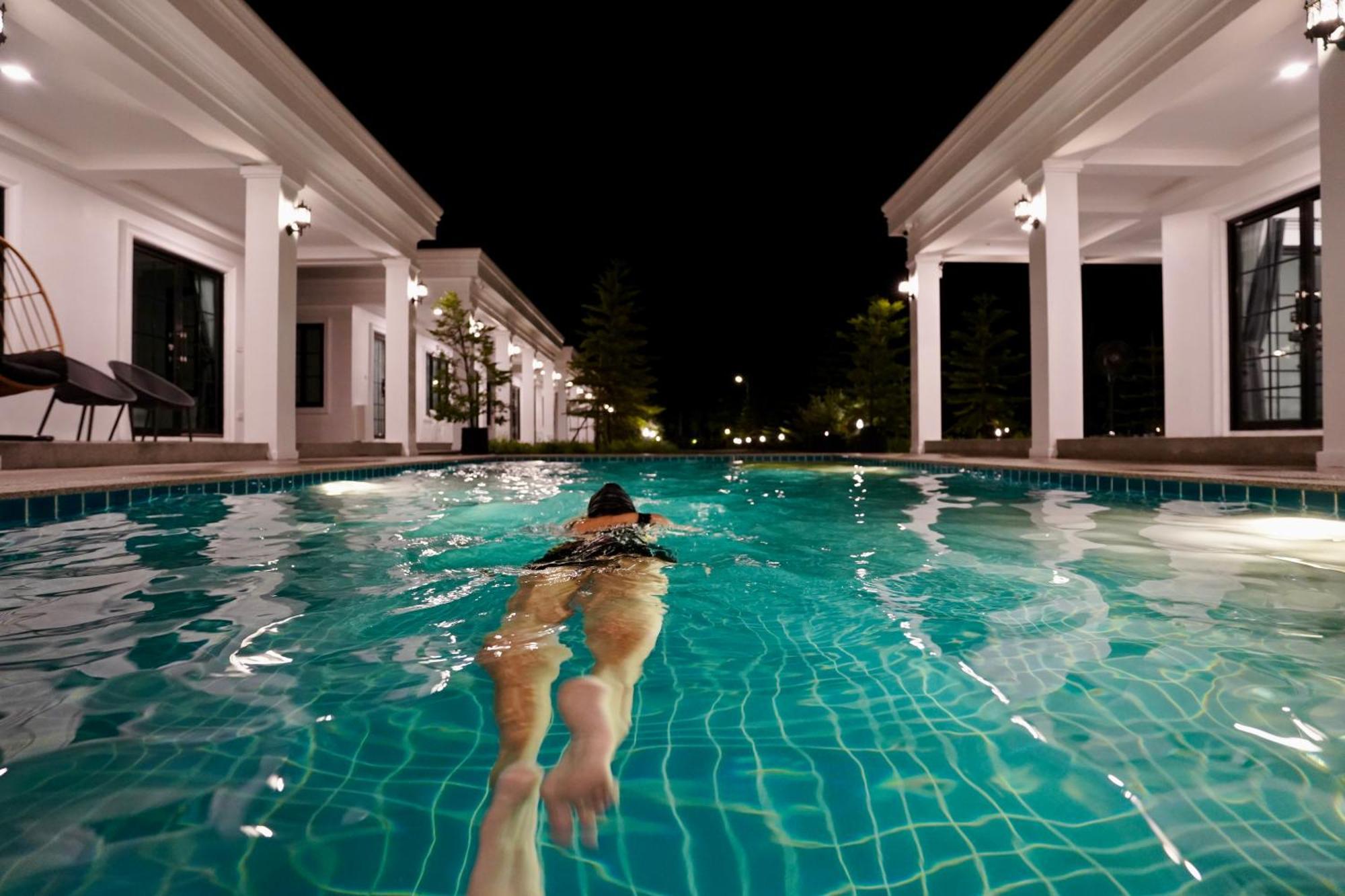 Tarn Villa