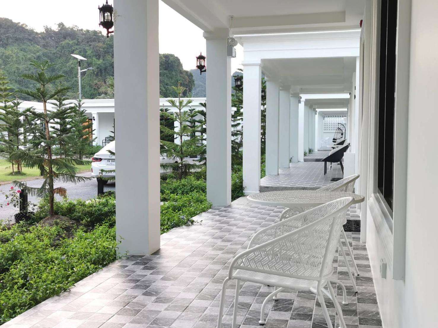 Tarn Villa